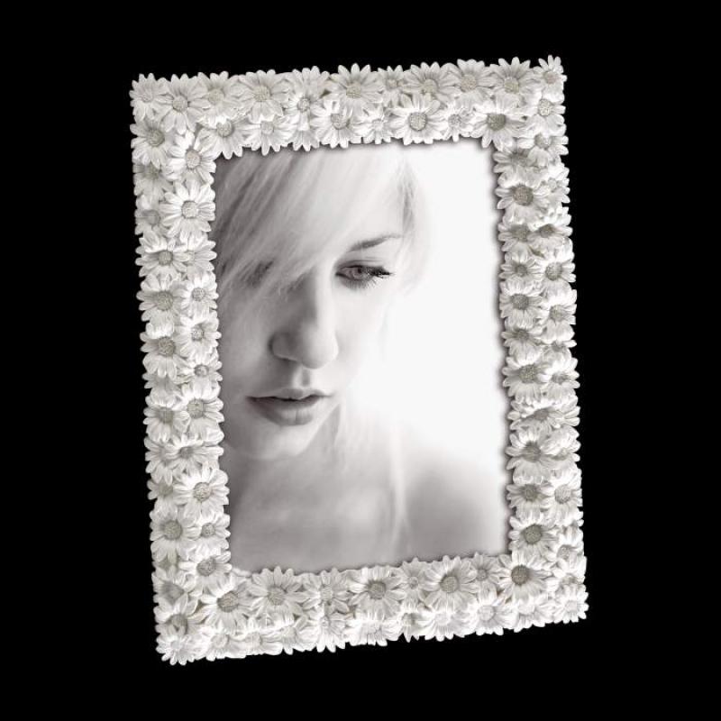 Portafoto da tavolo con margherite cm13x18 cornice per foto bianca con fiori a rilievo Portafoto da tavolo con margherite cm13x18 cornice per foto bianca con fiori a rilievo