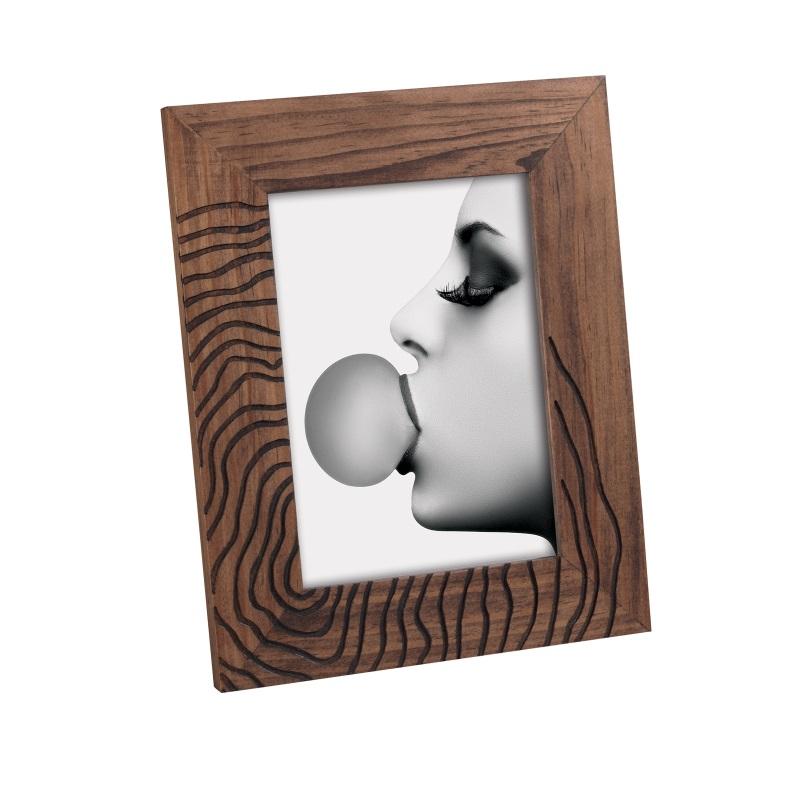Portafoto in legno da tavolo, cornice per foto cm 13x18 noce con rilievo venature tronco Cornici Portafoto in Legno