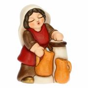 Donna alla fontana personaggio del presepe classico Thun, colore rosso 