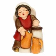 Donna alla fontana personaggio del presepe classico Thun, colore rosso 