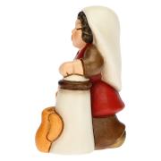 Donna alla fontana personaggio del presepe classico Thun, colore rosso 
