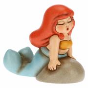 Sirena Thun magica esploratrice poggiata su sasso 