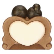 Sposini Thun con libro aperto su divano Bomboniere