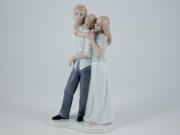 Statuetta Famiglia, raffigurazione di Mamma Papa e figlia in finisima porcellana decorata Statue e Soprammobili