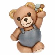 Teddy Thun primavera in piedi con ape in mano Teddy Thun