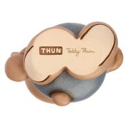 Teddy Thun primavera in piedi con ape in mano Teddy Thun