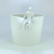 Vaso Fiori moderno Lineasette con figura uomo seduto cm 35 Lineasette Ceramiche