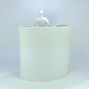 Vaso Fiori moderno Lineasette con figura uomo seduto cm 35 Lineasette Ceramiche
